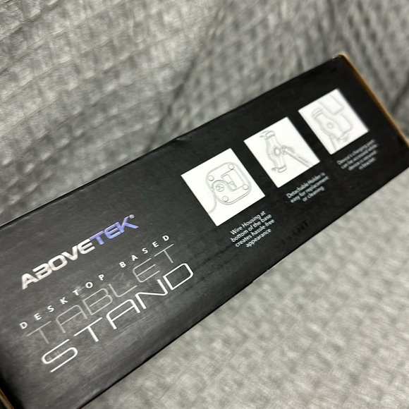 Desktop based tablet stand. Universal bracket fits 4.7 inch to 13 inch devices. - Picture 3 of 5